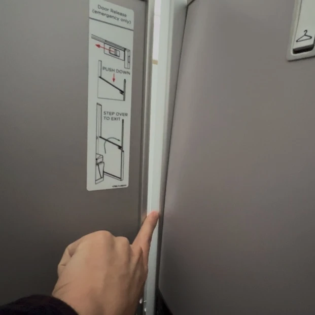 Virgin Atlantic Upper Class seat door on the A330-900neo that does not fully close for privacy.