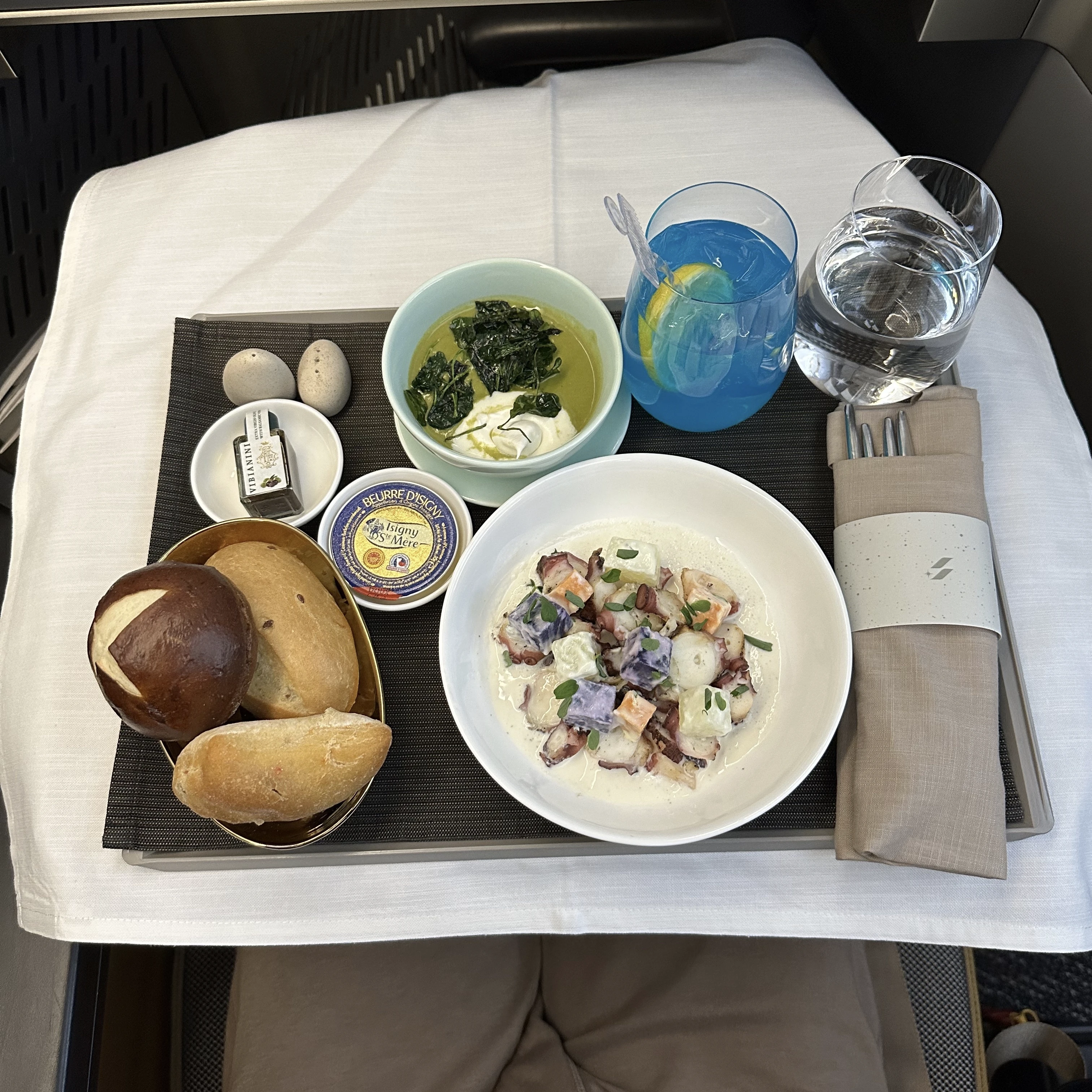 Starlux Airlines A350 business class has amazing food.