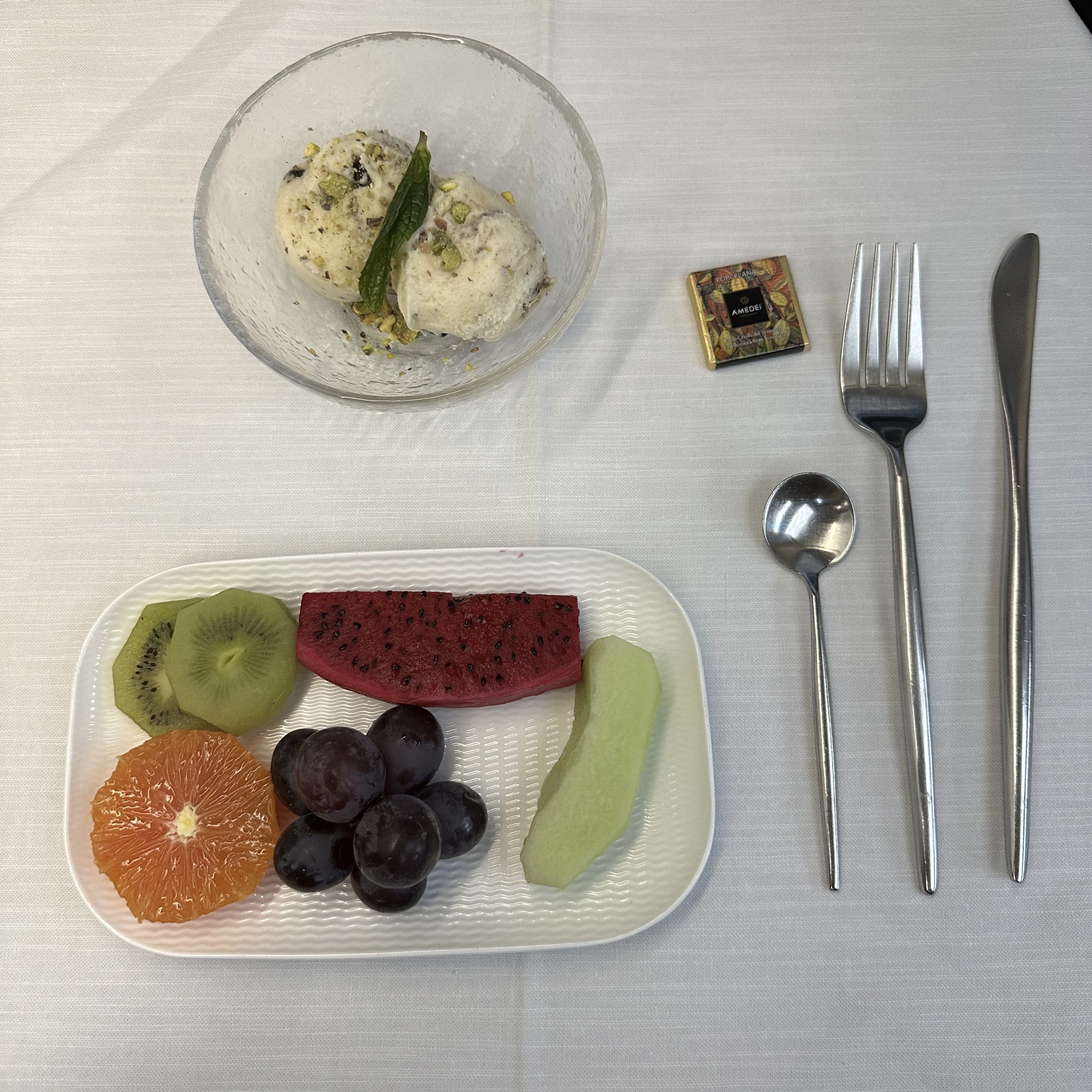 Starlux Airlines A350 business class dessert
